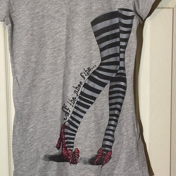Wizard of Oz "If the Shoe Fits" Tee Shirt Jrs Medium - Picture 5 of 12